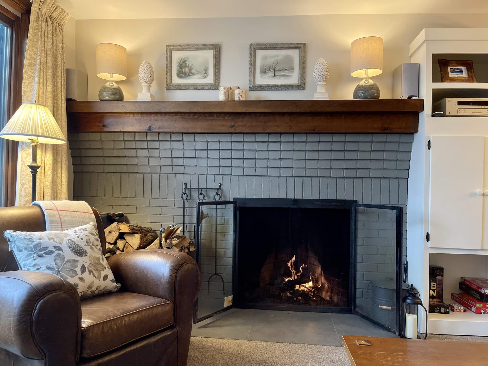 Living room and fireplace at Sun Dog L1